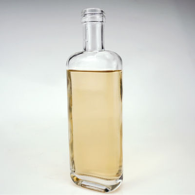 700 ml di vetro piatto quadrato trasparente bottiglia di vodka whisky con tappo a vite e logo inciso
