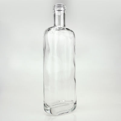 700 ml di vetro piatto quadrato trasparente bottiglia di vodka whisky con tappo a vite e logo inciso