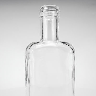 700 ml di vetro piatto quadrato trasparente bottiglia di vodka whisky con tappo a vite e logo inciso