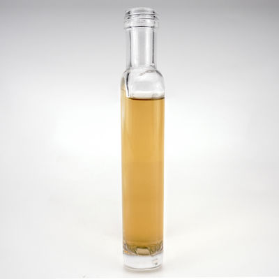 700 ml di vetro piatto quadrato trasparente bottiglia di vodka whisky con tappo a vite e logo inciso