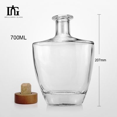 Bottiglia di brandy in vetro trasparente con tappo di sughero senza decal personalizzato e design di lusso