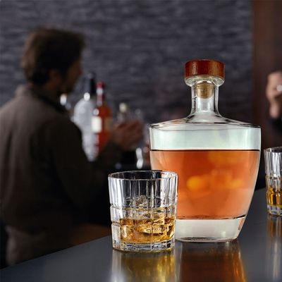 Bottiglia di brandy in vetro trasparente con tappo di sughero senza decal personalizzato e design di lusso