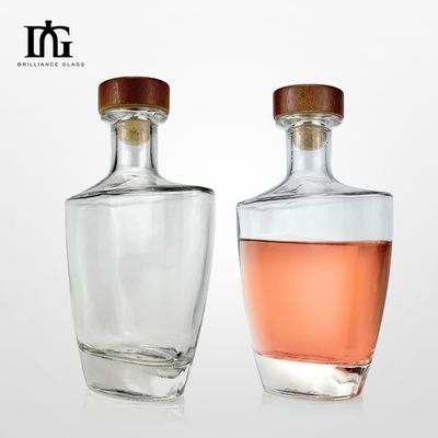 Bottiglia di brandy in vetro trasparente con tappo di sughero senza decal personalizzato e design di lusso