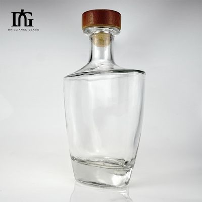 Bottiglia di brandy in vetro trasparente con tappo di sughero senza decal personalizzato e design di lusso