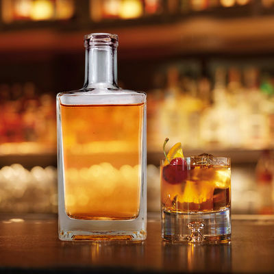 Acceptabile OEM/ODM 700ml Bottiglia di vetro a forma quadrata per whisky Gin Vodka Spirit Selezione