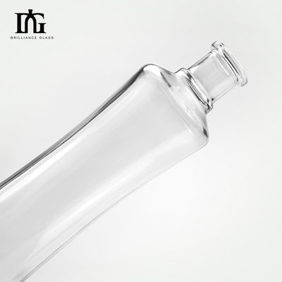 Bottiglia in vetro di 500 ml di gin chiaro, vodka ghiacciata e vino con tappo a vite di sughero e base in vetro