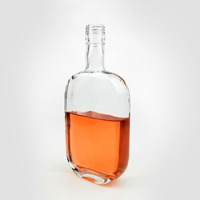 Stampaggio a caldo 500 ml Spalla di vetro vuota quadrata Bottiglia di vodka con tappo a vite per liquori