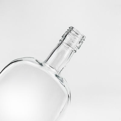 Stampaggio a caldo 500 ml Spalla di vetro vuota quadrata Bottiglia di vodka con tappo a vite per liquori