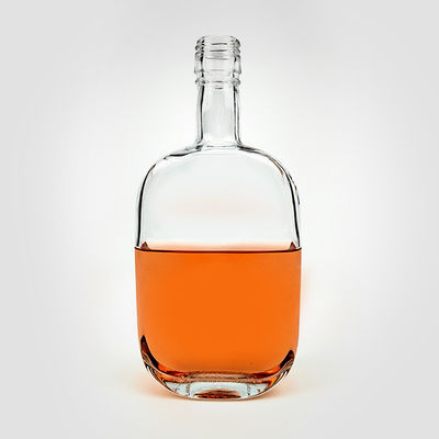 Stampaggio a caldo 500 ml Spalla di vetro vuota quadrata Bottiglia di vodka con tappo a vite per liquori