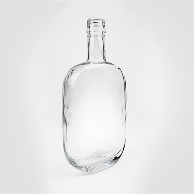Stampaggio a caldo 500 ml Spalla di vetro vuota quadrata Bottiglia di vodka con tappo a vite per liquori