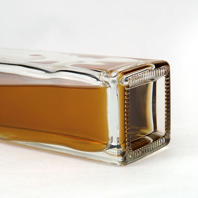 700 ml di alluminio quadrato a vite di sughero con fondo spesso Vodka Brandy Rum Gin Spirits Bottiglia di vetro