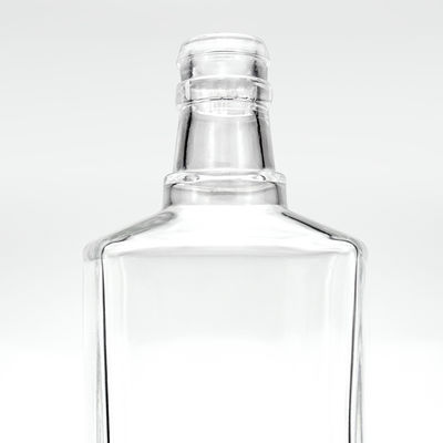 Acceptabile Logo del cliente Bottiglia di vetro a forma di triangolo 650 ml Whisky liquor con sughero