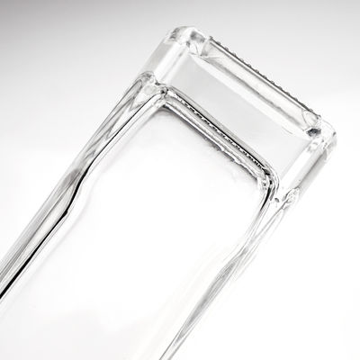 Acceptabile Logo del cliente Bottiglia di vetro a forma di triangolo 650 ml Whisky liquor con sughero