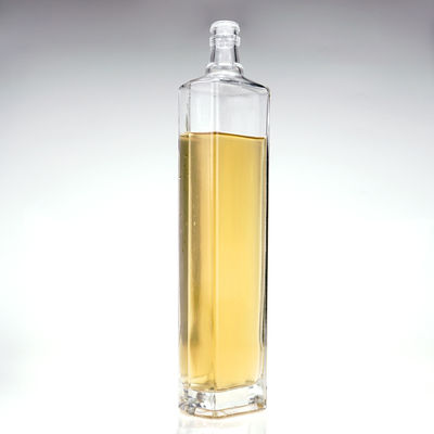 Acceptabile Logo del cliente Bottiglia di vetro a forma di triangolo 650 ml Whisky liquor con sughero