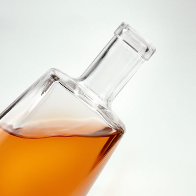 Bottiglia di vetro da 700 ml per vodka gin e vino