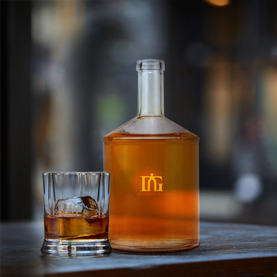 500 ml 700 ml 750 ml Whiskey Vodka Brandy Bottiglia di vetro trasparente con etichetta incisa personalizzata