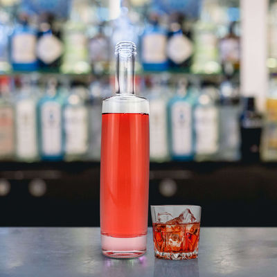 Bottiglia rotonda di vino bianco cristallino da 500 ml a 700 ml con timbro a caldo e sigillamento a corteccia