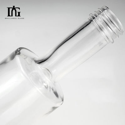 Bottiglia rotonda di vino bianco cristallino da 500 ml a 700 ml con timbro a caldo e sigillamento a corteccia