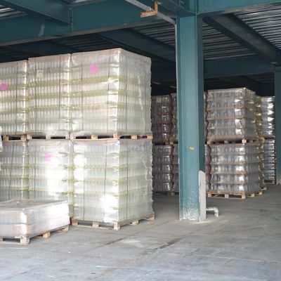 Bottiglia rotonda di vino bianco cristallino da 500 ml a 700 ml con timbro a caldo e sigillamento a corteccia