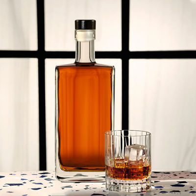 Stampaggio e verniciatura a caldo Bottiglia di vetro per rum Whiskey Vodka Spirits in 700ml Dimensione