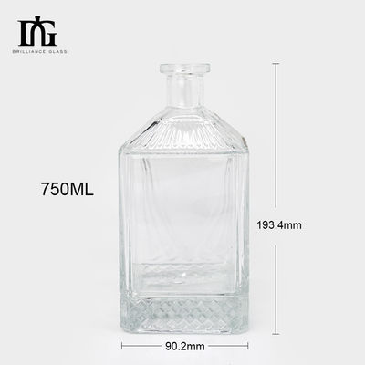 Logo in rilievo personalizzato Bottiglia di vetro da 750 ml per alcolici Forma quadrata chiara