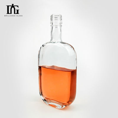 Bottiglia di vetro di vodka trasparente da 500 ml con sughero sigillato e superficie di incisione