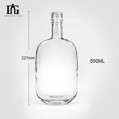 Bottiglia di vetro di vodka trasparente da 500 ml con sughero sigillato e superficie di incisione