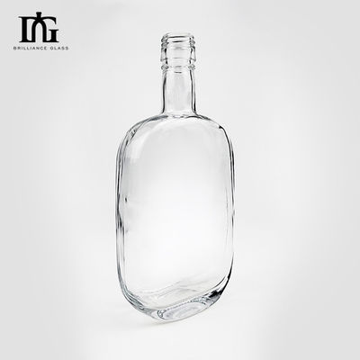Bottiglia di vetro di vodka trasparente da 500 ml con sughero sigillato e superficie di incisione