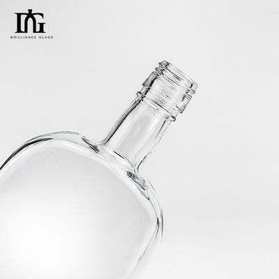 Bottiglia di vetro di vodka trasparente da 500 ml con sughero sigillato e superficie di incisione