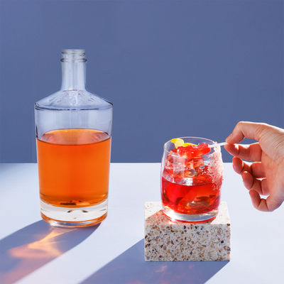 Bottiglia di vetro con fondo spessa per liquori e liquori personalizzati Gin di lusso Whiskey Vodka Cappuccio a vite