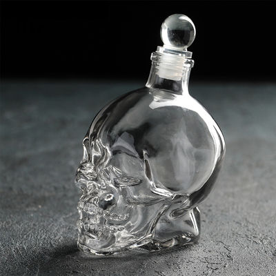 Bottiglia di liquore trasparente di 700 ml di capacità con forma del cranio incisa e tipo di sigillatura CORK