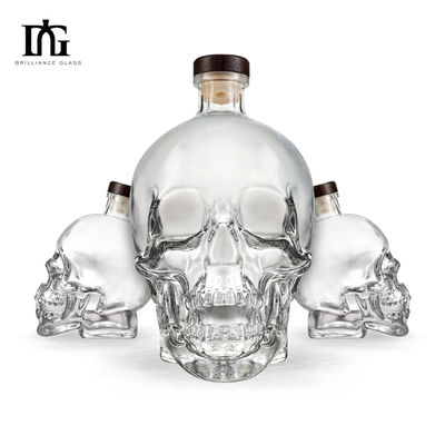 Bottiglia di liquore trasparente di 700 ml di capacità con forma del cranio incisa e tipo di sigillatura CORK