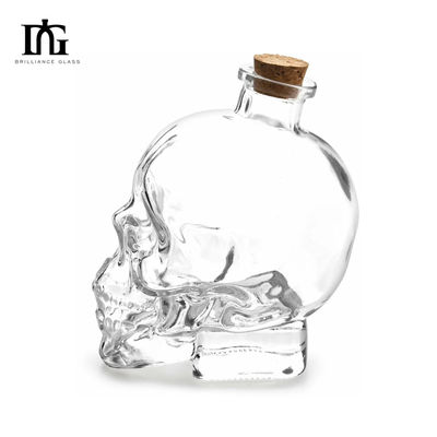 Bottiglia di liquore trasparente di 700 ml di capacità con forma del cranio incisa e tipo di sigillatura CORK
