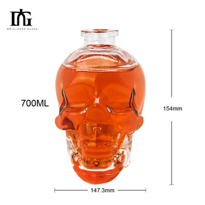 Bottiglia di liquore trasparente di 700 ml di capacità con forma del cranio incisa e tipo di sigillatura CORK