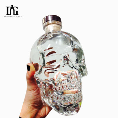 Bottiglia di vetro a forma di teschio con top di sughero di sughero inciso per bevande 750ml fatta a mano