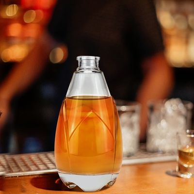 Colletto di vetro spalla piatta Tequila bottiglia di liquore con tappo a chiusura a vite in bianco