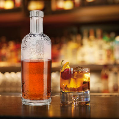 Forma unica 500ml 700ml Bottiglia di vetro di rum chiaro di succo di whisky con sigillo a corteccia