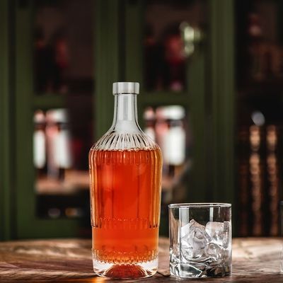 Bottiglia di vino rosso di vetro vuoto riciclabile con 500 ml di 750 ml di capacità e tipo di tenuta di sughero