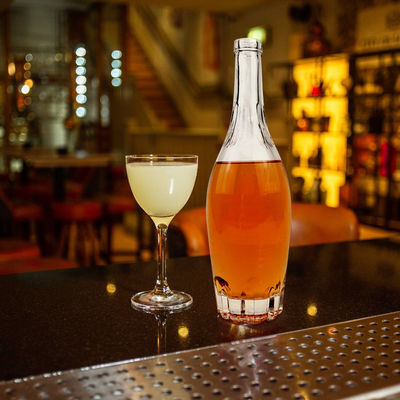 Bottiglia di whisky in vetro di 500 ml/700 ml/750 ml con sughero e design unico