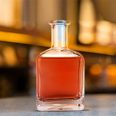 Bottiglia di liquore in vetro quadrato da 350 ml con superficie incisa e tappo a vite di sughero