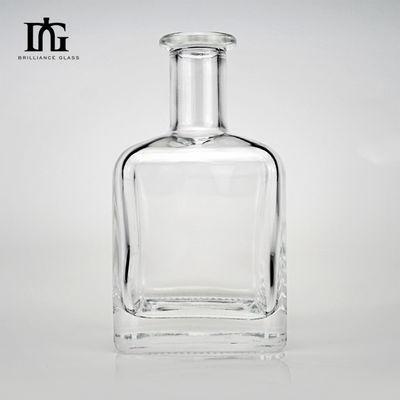 Bottiglia di liquore in vetro quadrato da 350 ml con superficie incisa e tappo a vite di sughero