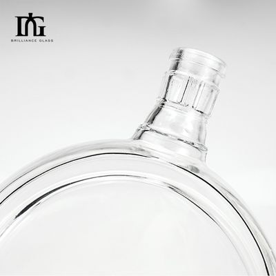 Speciale bottiglia di vetro trasparente da 50 cl con incisione per vodka whisky gin rum accettabile OEM/ODM