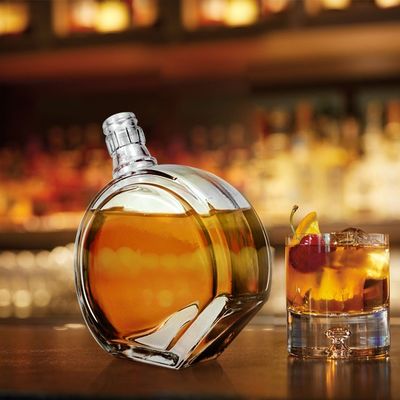 Speciale bottiglia di vetro trasparente da 50 cl con incisione per vodka whisky gin rum accettabile OEM/ODM