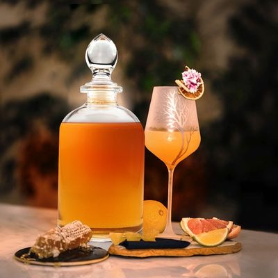 Bottiglia di liquore di vino di frutta di vetro trasparente da 500 ml con superficie incisa in sughero