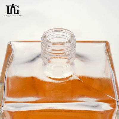 Bottiglia di vetro quadrata trasparente 500ml 700ml per il whisky finale Gin Rum Logo accettabile