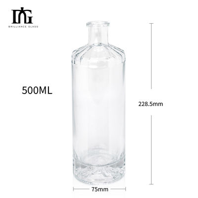 Disponibili gratuitamente bottiglie di bevande in vetro trasparente da 500 ml con tappo di sughero e fondo spessa