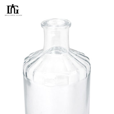 Disponibili gratuitamente bottiglie di bevande in vetro trasparente da 500 ml con tappo di sughero e fondo spessa