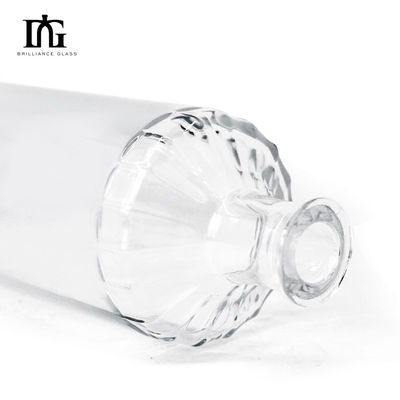 Disponibili gratuitamente bottiglie di bevande in vetro trasparente da 500 ml con tappo di sughero e fondo spessa
