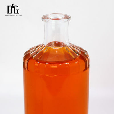 Disponibili gratuitamente bottiglie di bevande in vetro trasparente da 500 ml con tappo di sughero e fondo spessa
