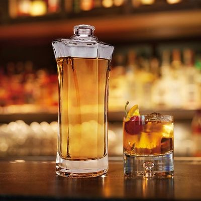 Bottiglia di bevande in vetro con tappo a vite in sughero d'oro Vodka trasparente Bottiglia di vetro Birra